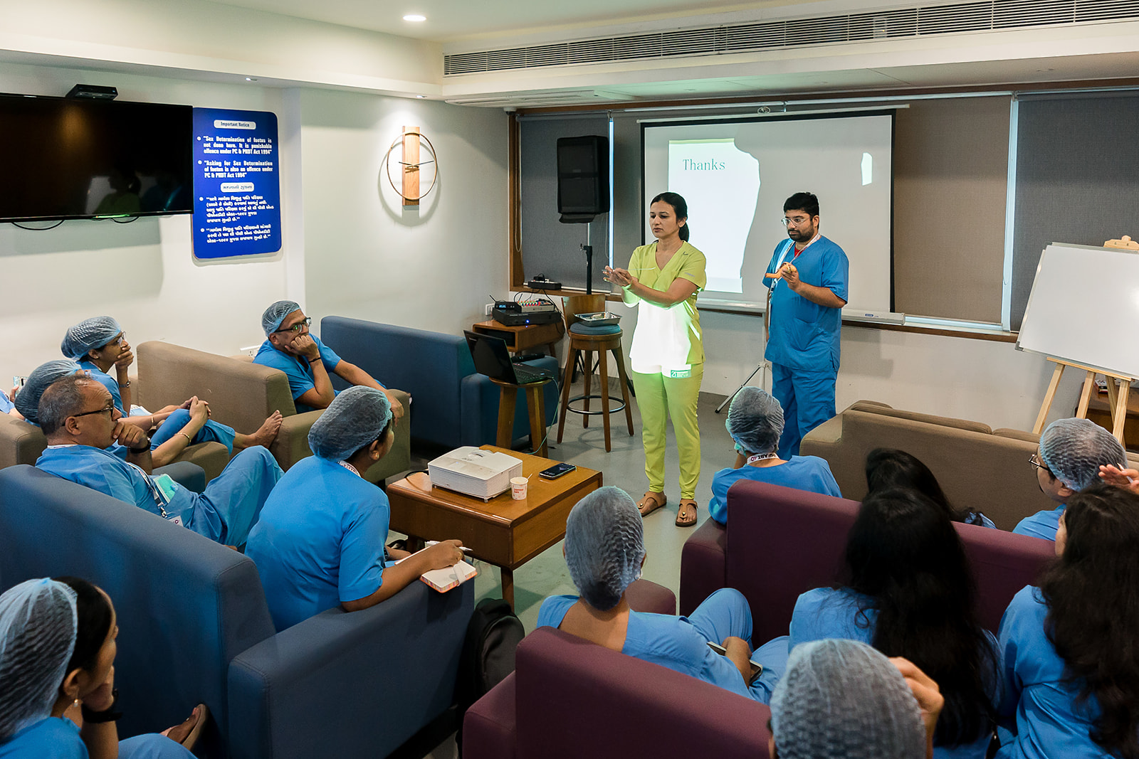 dr.-pooja-nadakarni-explaining-IVF-to-the-gynecologists-in-surat